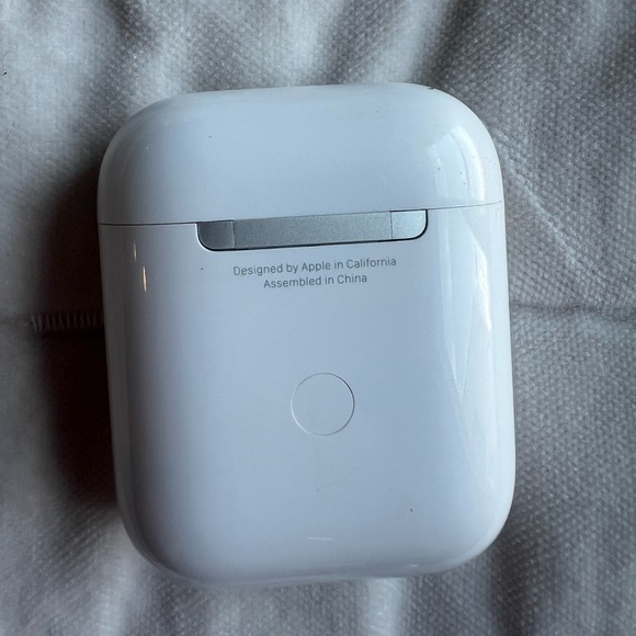 Apple Airpods 2nd generation with charging case - Picture 3 of 9